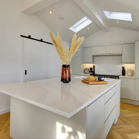 Kist Accommodates Presents - Hygge House, Parking, Ev Point *