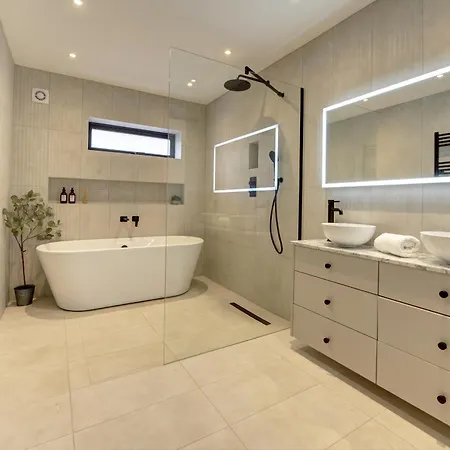 Kist Accommodates Presents - Hygge House, Parking, Ev Point