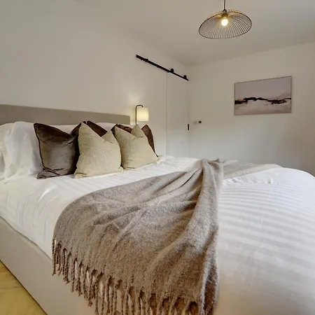 Kist Accommodates Presents - Hygge House, Parking, Ev Point * Ripon