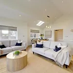 Kist Accommodates Presents - Hygge House, Parking, Ev Point