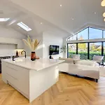 Kist Accommodates Presents - Hygge House, Parking, Ev Point Ripon
