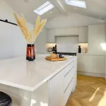 Kist Accommodates Presents - Hygge House, Parking, Ev Point * Ripon