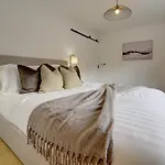 Kist Accommodates Presents - Hygge House, Parking, Ev Point * Ripon