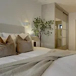 Kist Accommodates Presents - Hygge House, Parking, Ev Point Ripon